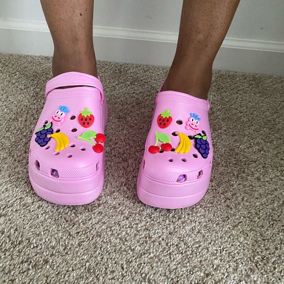 Shoes - Pink croc platform clogs